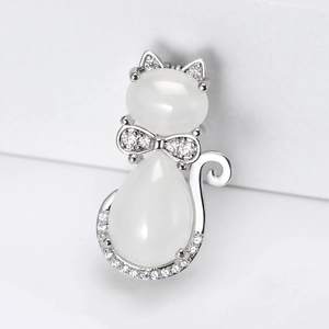 Broche chat élégante en argent avec pierres d'opale et zircons étincelants