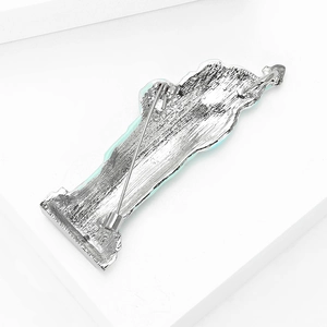 Vue détaillée du dos de la broche Statue de la Liberté avec métal brossé et fermoir à aiguille