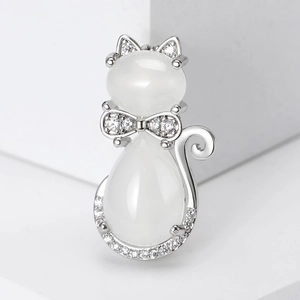 Élégante broche chat en argent avec pierres blanches et oxydes de zirconium brillants