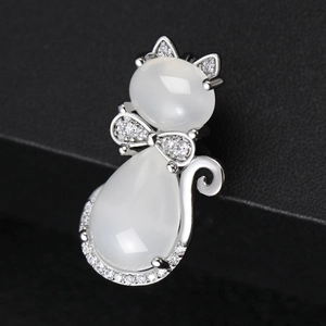 Détail de la broche chat avec opales blanches et cristaux étincelants sertis pavé