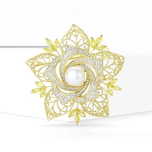 Vintage Kamelien-Brosche in Gold mit weißer Perle und glänzenden Kristallblüten