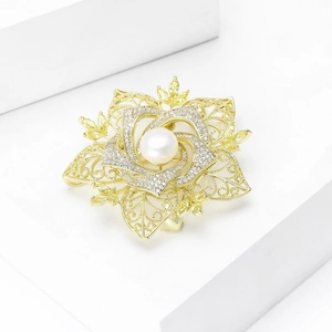Vintage Kamelien-Brosche in Gold mit Perle und Zirkon-Einlage auf den Blüten