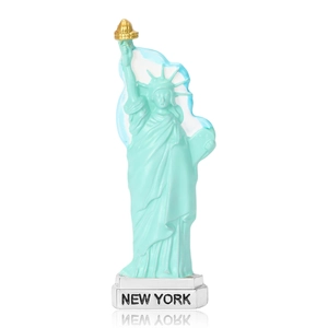 Broche Statue de la Liberté en résine vert menthe avec base argentée New York sur blanc