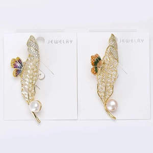 Détails de broches feuille dorée avec papillons en émail coloré et perles élégantes