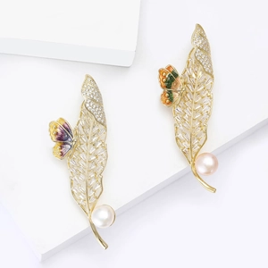 Broches feuilles dorées avec zircons, papillons en émail et perles blanches d'élégance