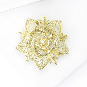 Vintage goldene Filigran Kamelienblüte Brosche mit aufwendigem Hohlmuster für Mäntel