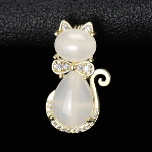 Vue macro d'une élégante broche chat dorée avec pierres d'opale sur cuir noir
