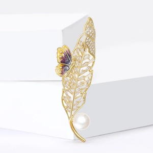 Élégante broche plume dorée avec papillon émaillé, zircons brillants et perle blanche