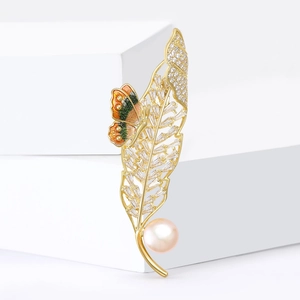 Broche feuille dorée élégante avec papillon émaillé, zircons et une perle rose pendante