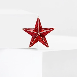 Broche pentagramme 3D rouge avec bord doré sur présentoir minimaliste blanc