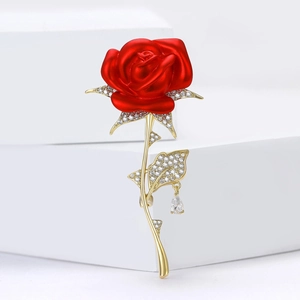 Broche rose rouge mat élégante avec feuilles dorées en zircon sur blocs blancs