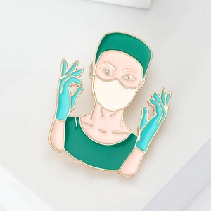 Broche en émail pour médecin en blouse verte avec une finition dorée polie