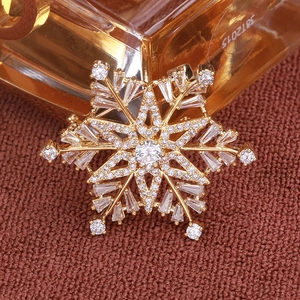 Exquisite gold-plated 3D snowflake brooch with sparkling cubic zirconia crystals