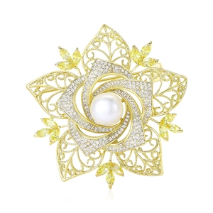 Vintage Kamelie Blume Brosche Gold Vergoldet Kupfer Weiße Künstliche Perle Zirkonia Hohl Filigran Pin Für Damen Bankett Hochzeit Schmuck