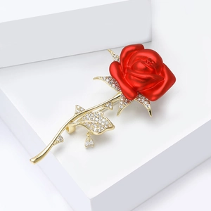 Broche rose rouge élégante avec base en alliage doré et feuilles en zircon pour vestes