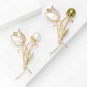 Élégante Broche Tulipe en Cuivre Plaqué Or Avec Nacre et Zirconium Épingle à Revers Fleur pour Bijoux de Fête Femme