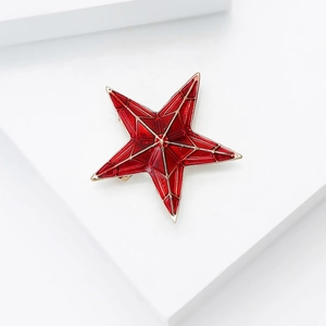 Broche étoile rouge minimaliste avec base dorée et texture géométrique 3D