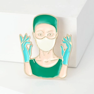 Broche de médecin en émail avec tenue verte et contour en métal doré chic