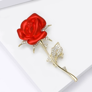Broche élégante de rose rouge avec feuille dorée et cristaux pour vêtements