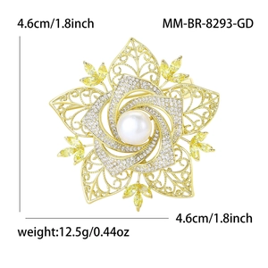 Vintage goldene Kamelien-Blumenbrosche mit weißer Perle und funkelnden Zirkon-Akzenten