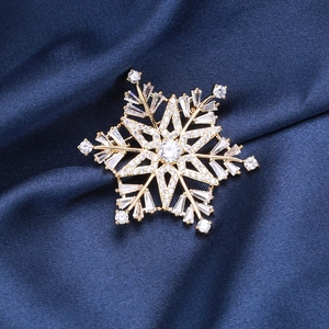 Elegant Gold Plated Snowflake Brooch For Women High Quality Micro Inlaid Zirconia Suit Overcoat Pin Fashion Jewelry Gift