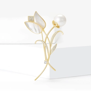 Broche tulipe élégante en or avec pétales de nacre, perle et zircons scintillants