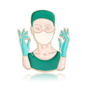 Broche en émail pour médecin montrant un professionnel de santé en blouse verte et masque