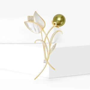Broche tulpe dorée élégante avec pétales en nacre blanche et une perle vert olive unique