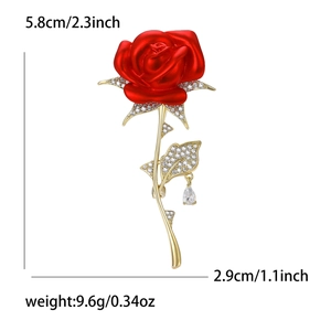 Broche élégante rose rouge avec cristaux de zircon et pendentif goutte d'eau sur blanc