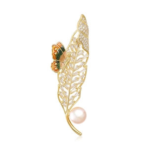 Broche élégante feuille dorée et papillon émaillé avec zircons et détail perle