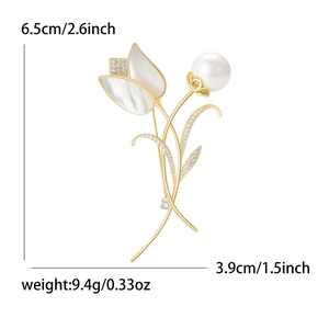 Broche tulipe élégante en or avec pétales en nacre et accent de perle blanche