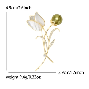 Broche tulipe élégante avec pétales en nacre blanche et perle verte olive dorée