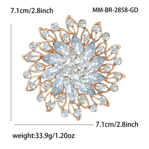 Makroaufnahme der 7,1 cm Gold-Blumenbrosche mit Marquise-Kristallen und feinen Strasssteinen