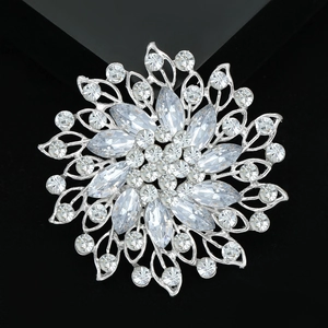 Eleganter Blumenbrosche aus Silberlegierung mit Marquise-Strasssteinen auf schwarzem Grund