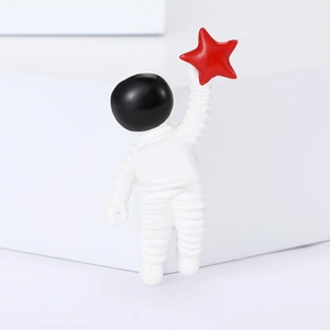 Creative Alloy Enamel Astronaut Brooch Cute Spaceman Holding Red Star Fashion Clothing Badge For Men Women Kids Gifts