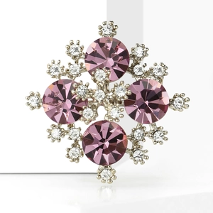 Dettaglio della spilla a fiocco di neve con cristalli rosa e strass bianchi lucidi