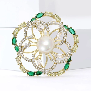 Broche fleurie en perle avec cristaux verts et jaunes sur un socle minimaliste