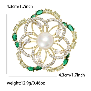 Broche fleur dorée élégante avec perle, zircons verts et dimensions de 4,3x4,3 cm