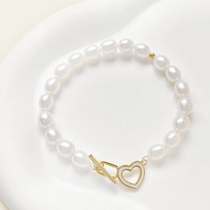 Elegant freshwater pearl bracelet with 18k gold-plated heart-shaped OT clasp toggle