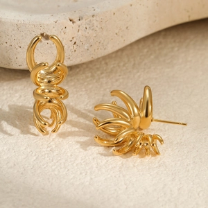 Boucles d'oreilles géométriques dorées avec design artistique à lignes irrégulières