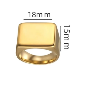 Chevalière carrée minimaliste en acier inoxydable avec finition dorée et dimensions 18x15mm