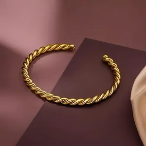 Eleganter vergoldeter Edelstahl-Armreif mit gedrehtem Spiraldesign für modebewusste Damen