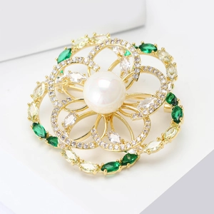 Broche fleur dorée élégante avec perle blanche et gemmes marquises colorées sur fond blanc