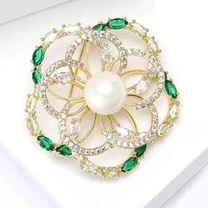Élégante broche fleur avec perle blanche et zircons verts sur pétales en métal doré