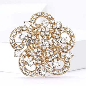 Élégante broche fleur dorée avec volutes complexes et cristaux blancs étincelants