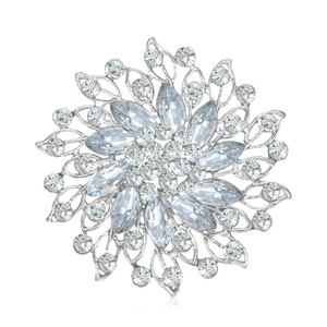 Exquisite Blumenbrosche mit Strasssteinen im Marquise-Schliff auf silberner Basis