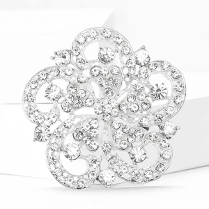Broche fleur argentée élégante avec strass étincelants sur un socle d'exposition blanc