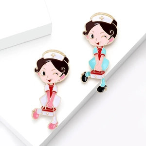 Broches infirmières mignonnes en émail coloré avec uniformes blanc et bleu ciel
