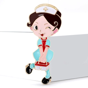 Broche en émail infirmière mignonne en uniforme bleu clair avec mallette médicale