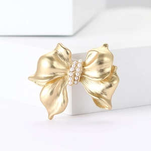 Elegant Alloy Bow Brooch With Inlaid Artificial Pearls Matte Gold Decorative Pin For Women Party Wedding Korean Fashion Accessory